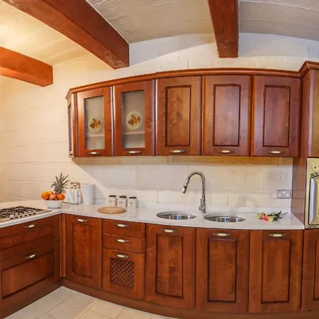 5 Bedroom With Private Pool * Għarb