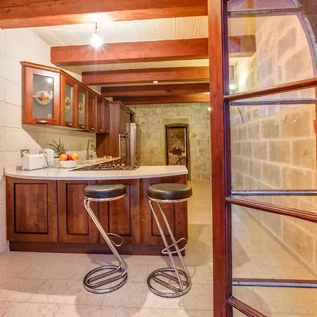 5 Bedroom With Private Pool Għarb