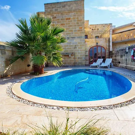 5 Bedroom With Private Pool בית נופש Għarb