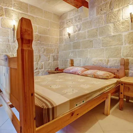 5 Bedroom With Private Pool * Għarb