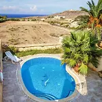 Hébergement de vacances 5 Bedroom With Private Pool Għarb