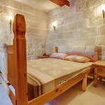 5 Bedroom With Private Pool * Għarb
