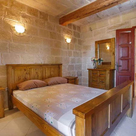 5 Bedroom With Private Pool *