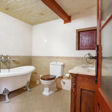 5 Bedroom With Private Pool Holiday home