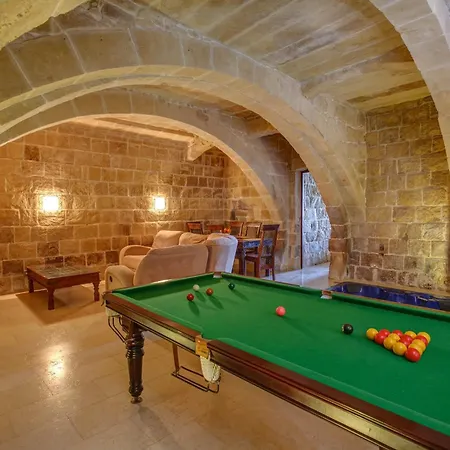 5 Bedroom With Private Pool Case de vacanță Għarb