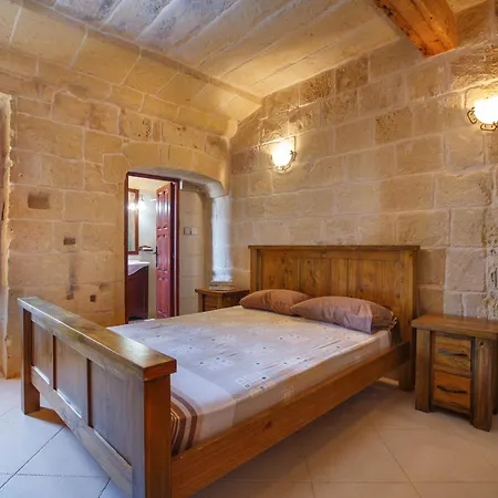5 Bedroom With Private Pool Nyaraló Għarb