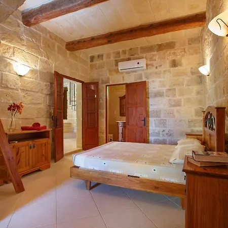 5 Bedroom With Private Pool Għarb