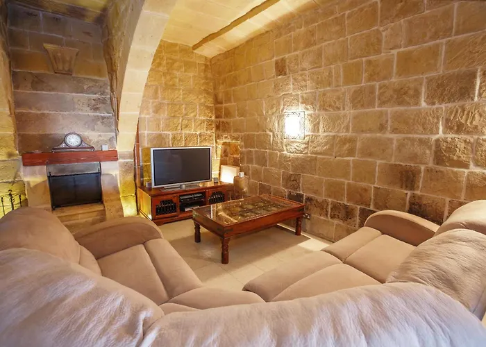 5 Bedroom With Private Pool Tatil Evi Għarb