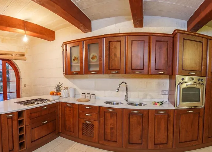 5 Bedroom With Private Pool * Għarb