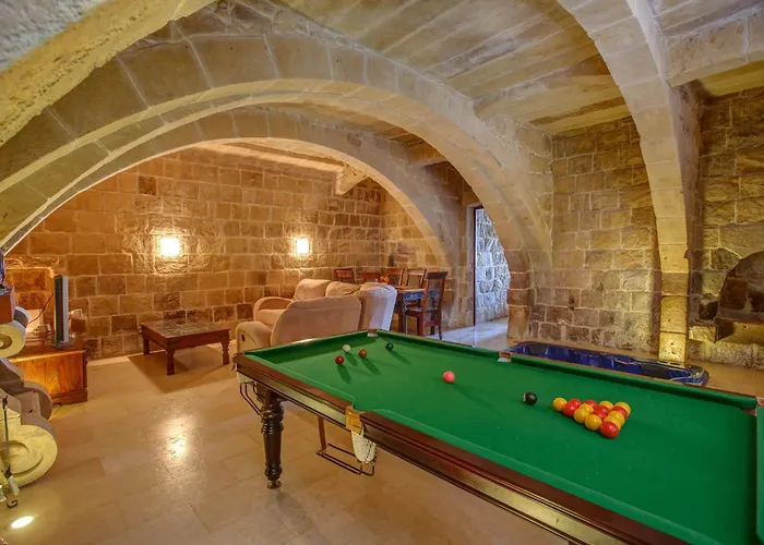 5 Bedroom With Private Pool Tatil Evi Għarb