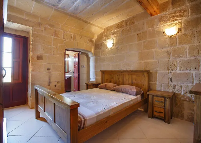 5 Bedroom With Private Pool Tatil Evi Għarb