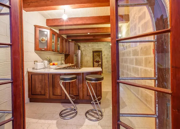 5 Bedroom With Private Pool Għarb