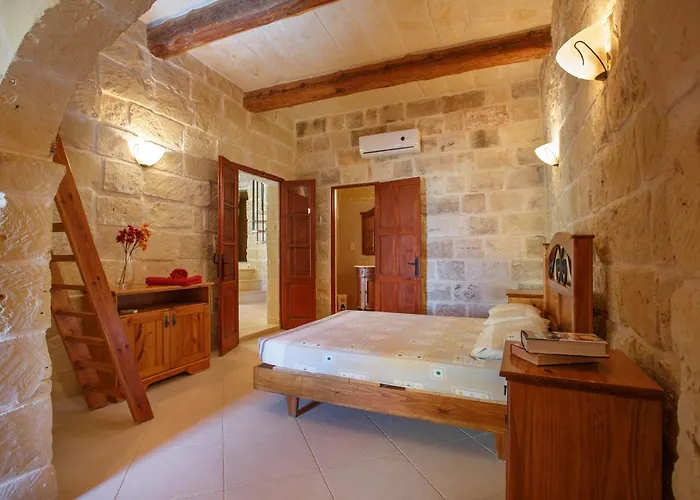 5 Bedroom With Private Pool Għarb