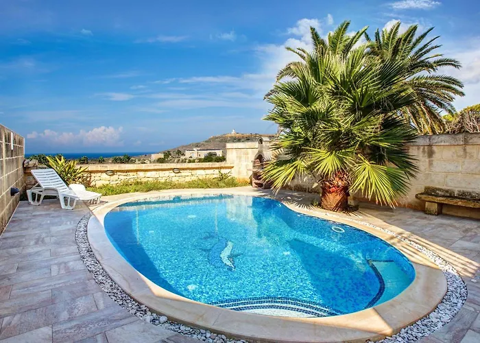 5 Bedroom With Private Pool * Għarb