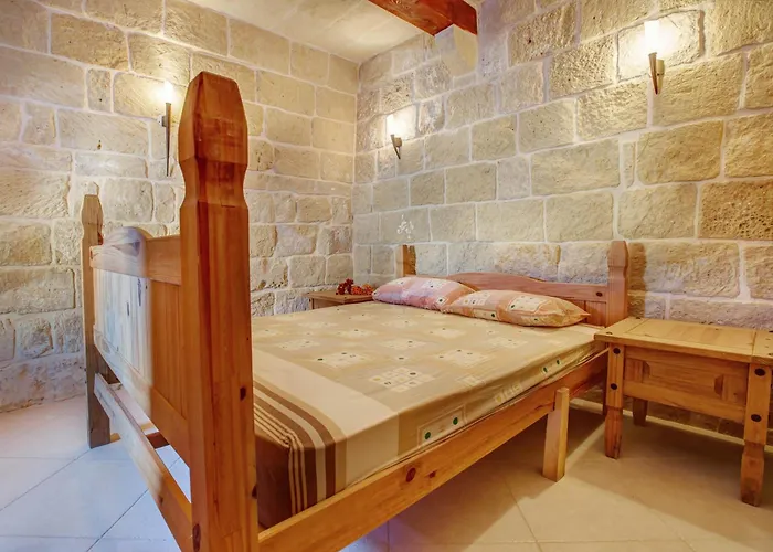 5 Bedroom With Private Pool * Għarb